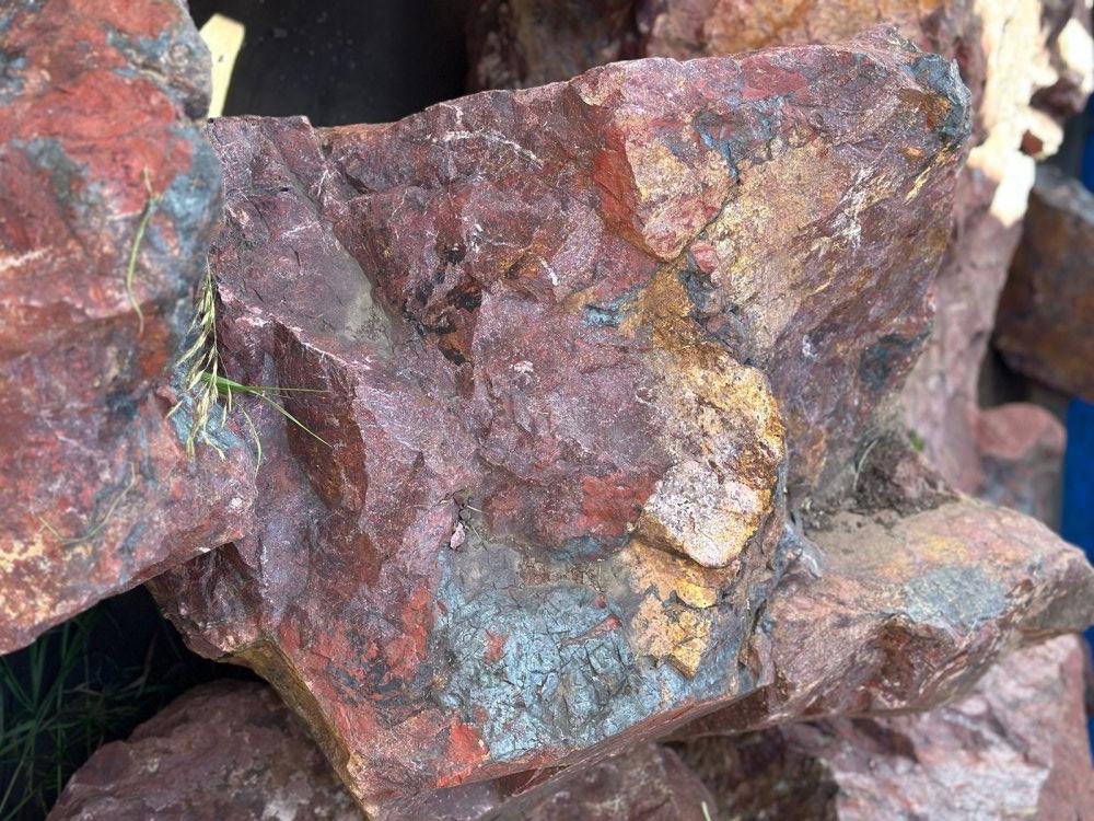 Камни для ландшафтного дизайна красно-фиолетовые 10-60 килограмм купить в Воронеже