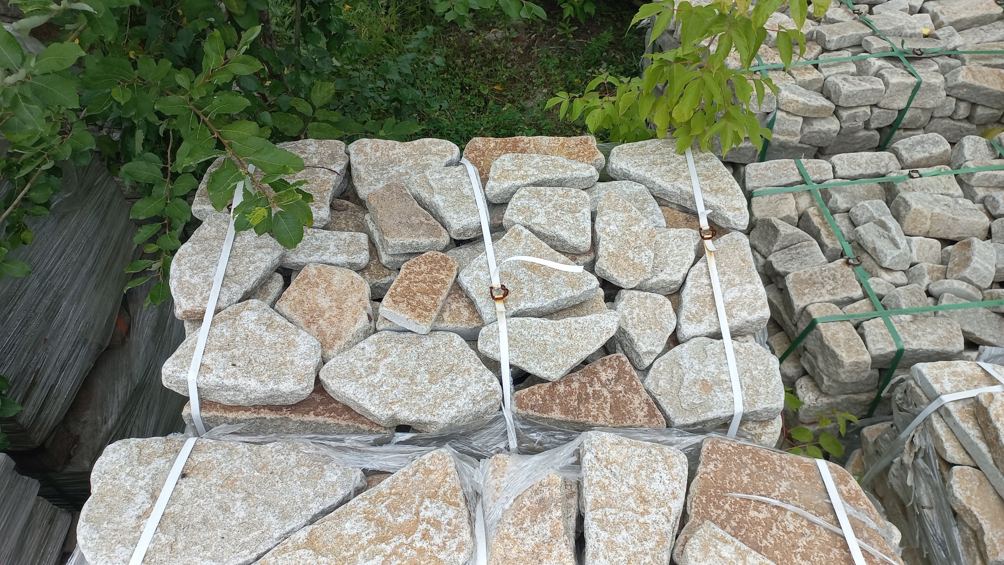 Плитняк галтованный гранитный для ландшафтного дизайна купить в Воронеже