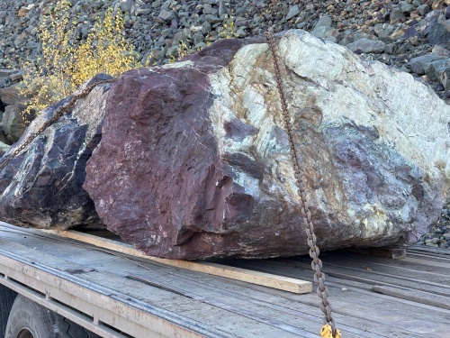 Огромные красно-фиолетовые валуны для ландшафтного дизайна весом более 5 тонн купить в Воронеже