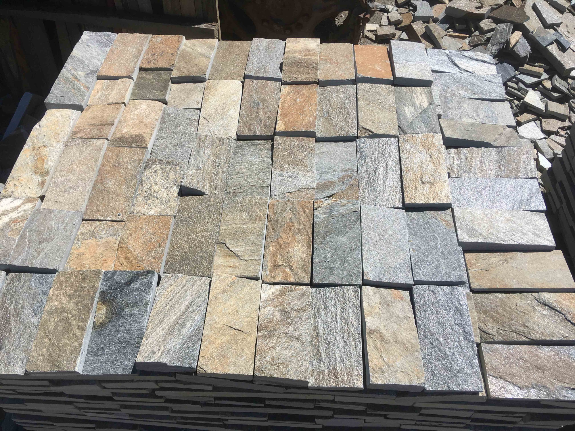 Плитка пилёная златолит Уральский для цоколя, отмостки купить в Воронеже