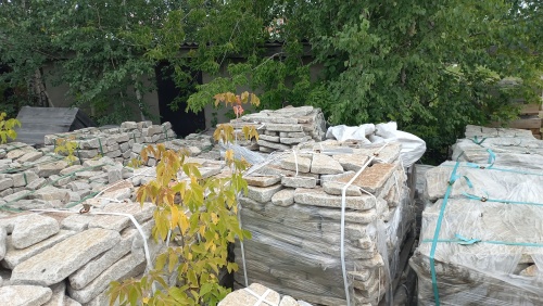 Плитняк галтованный гранитный для ландшафтного дизайна купить в Воронеже