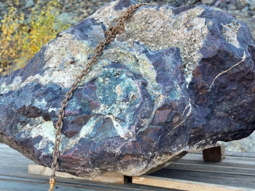 Огромные красно-фиолетовые валуны для ландшафтного дизайна весом более 5 тонн купить в Воронеже