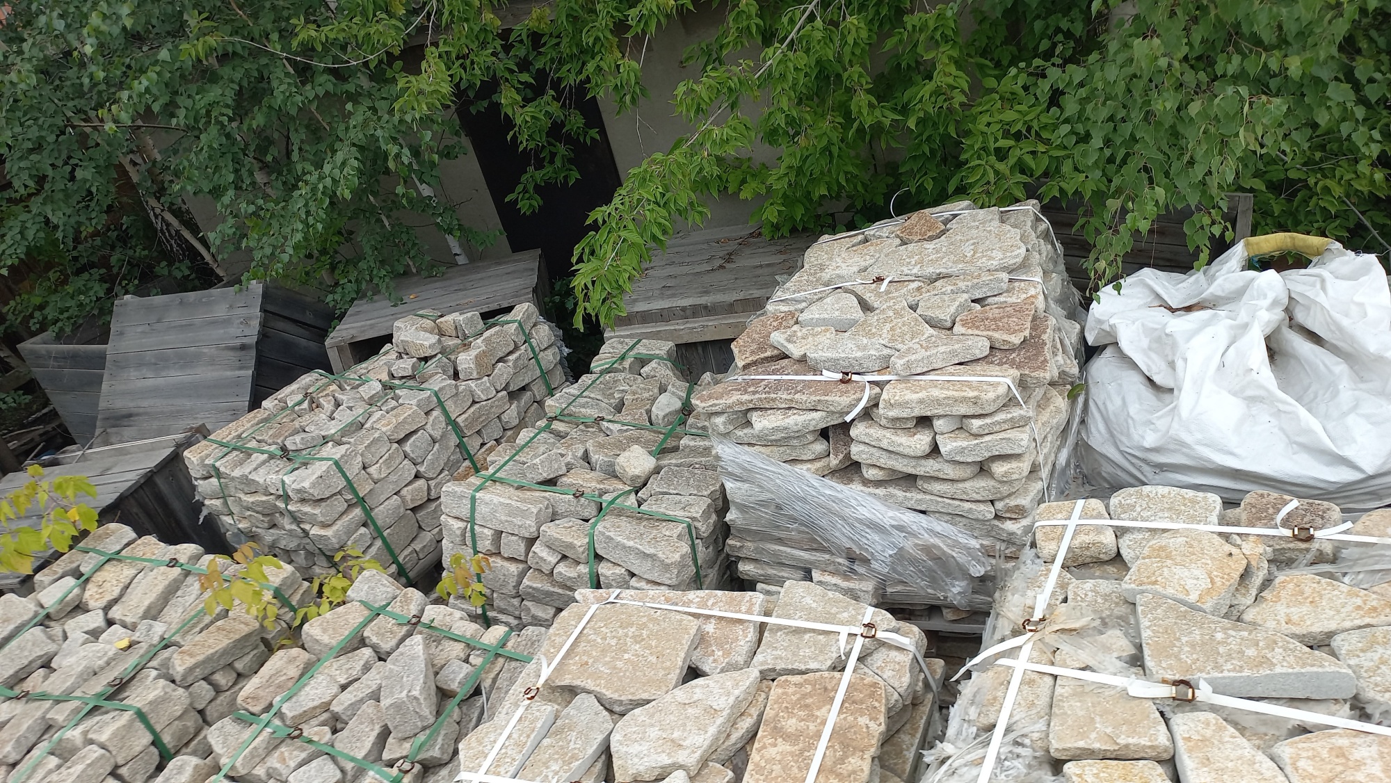 Плитняк гранитный галтованный купить в Воронеже