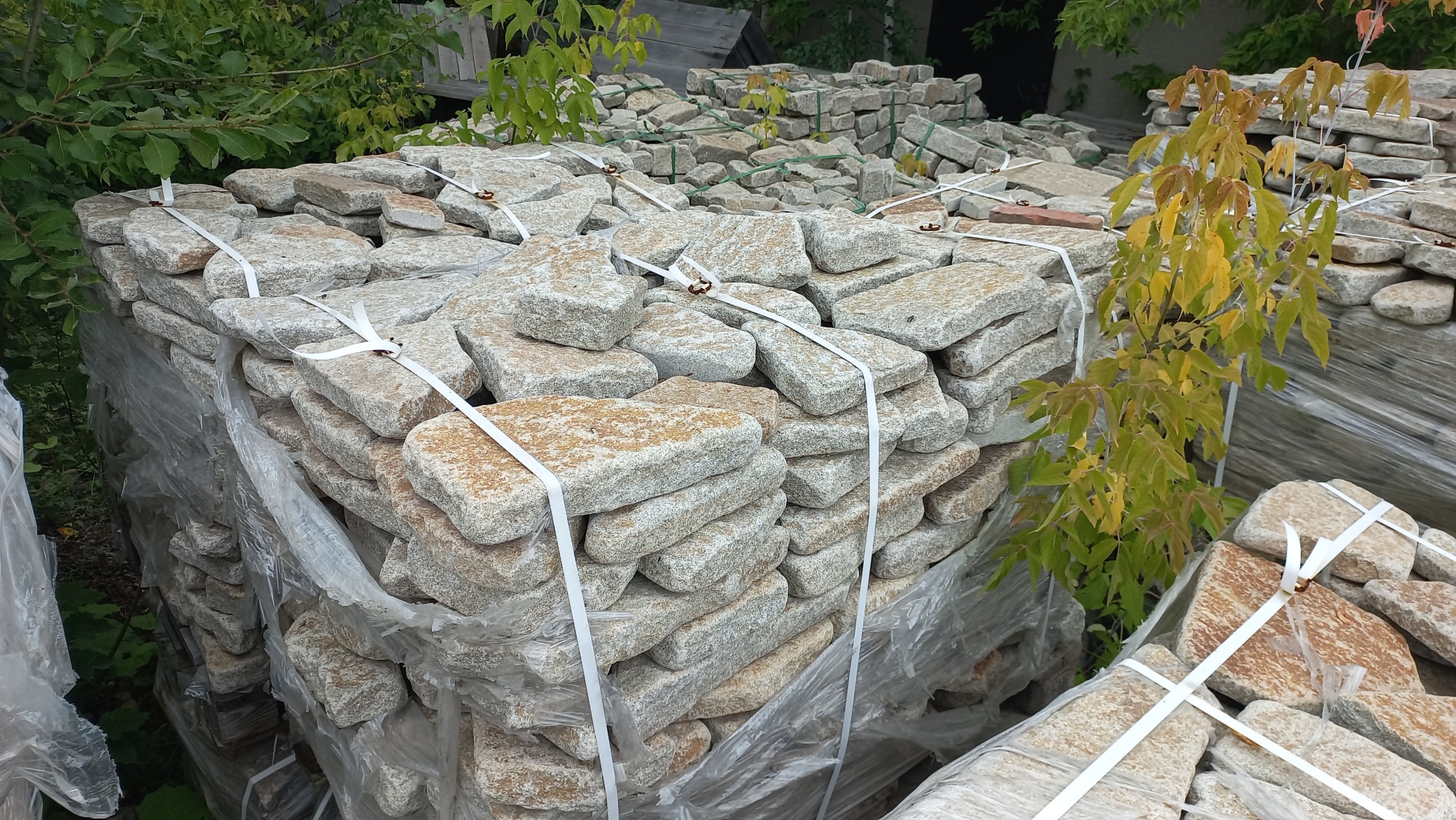 Плитняк галтованный гранитный для ландшафтного дизайна купить в Воронеже