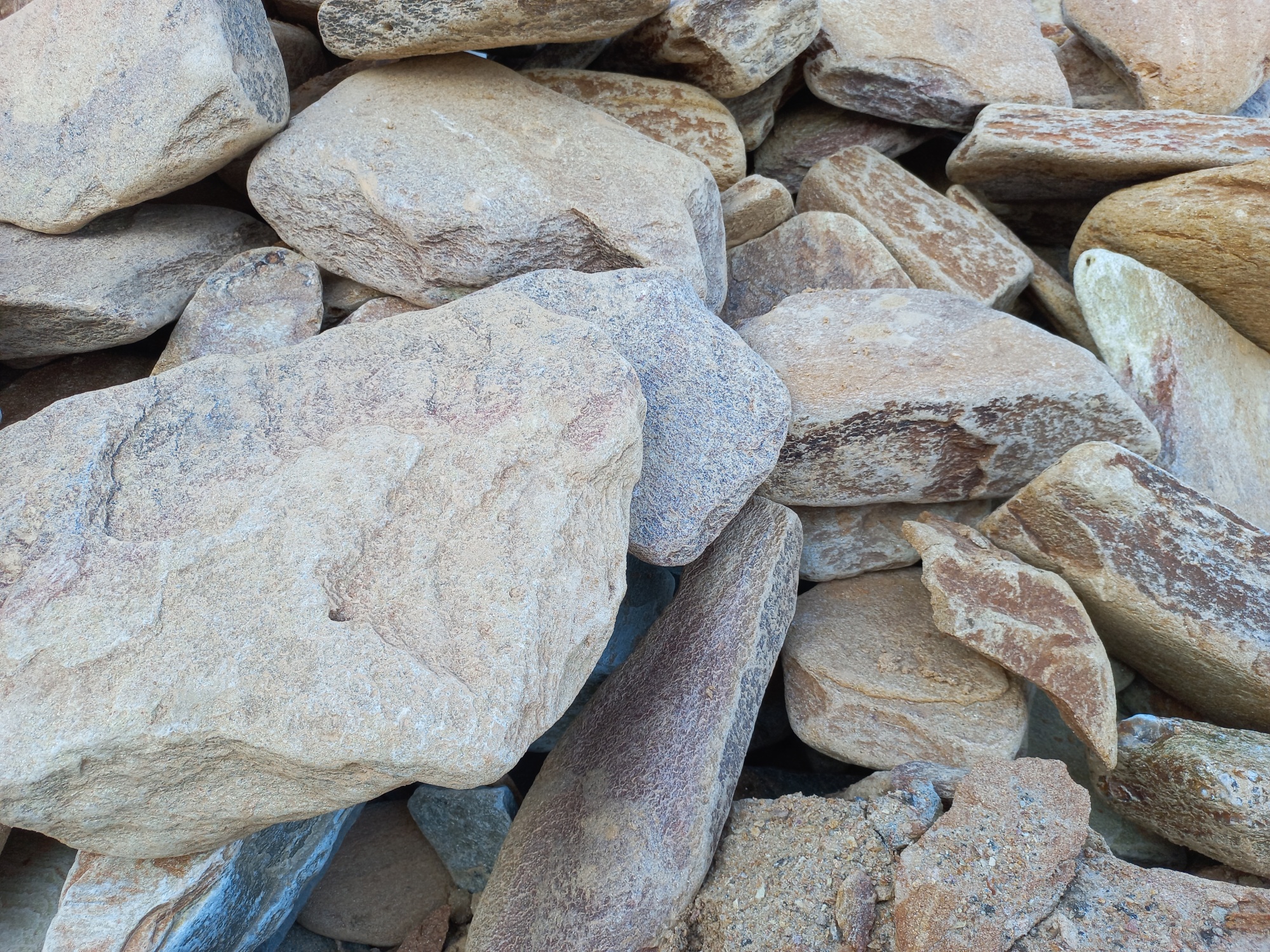 Златолит жёлтый, жёлто-зелёный глыбки и валуны для ланшафтного дизайна купить в Воронеже