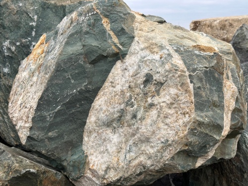 Гигантские зелёные валуны для ландшафтного дизайна весом более 5 тонн купить в Воронеже