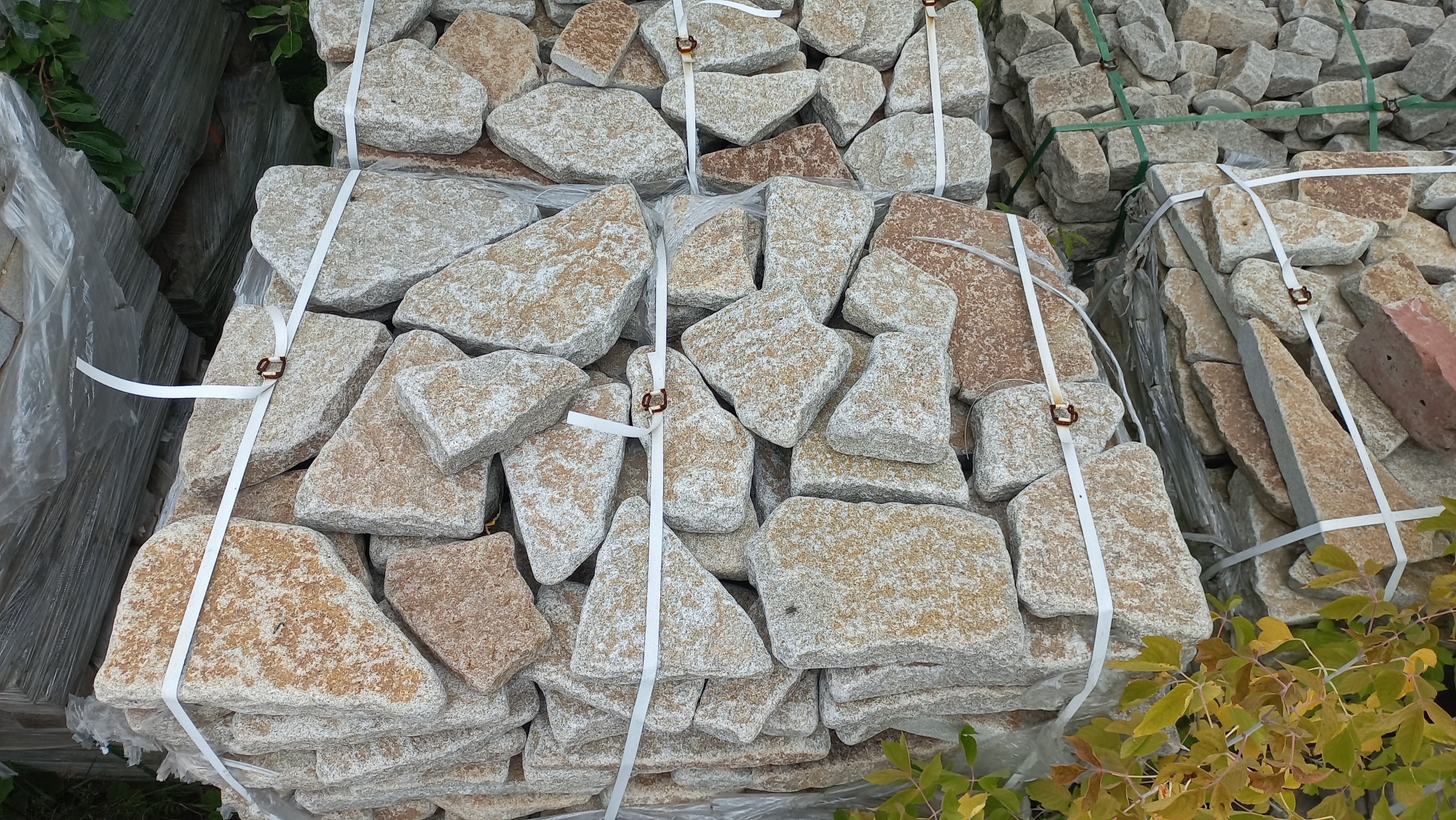 Плитняк галтованный гранитный для ландшафтного дизайна купить в Воронеже